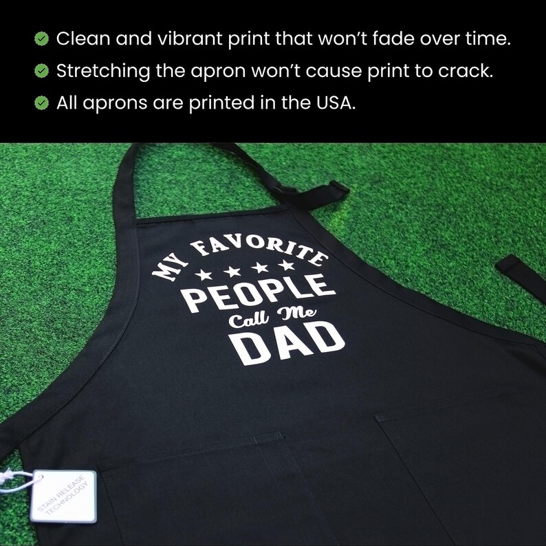 Peut inclure: Tablier noir avec du texte blanc qui dit "Mes personnes pr&eacute;f&eacute;r&eacute;es m'appellent papa" avec quatre &eacute;toiles au-dessus du mot "Personnes".