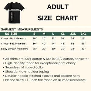 Puede incluir: Tabla de tallas para adultos para camisetas, con medidas en pulgadas. La tabla incluye medidas de pecho y largo de cuerpo para las tallas S a 3XL. Detalles adicionales incluyen la composici&oacute;n de la tela y caracter&iacute;sticas de construcci&oacute;n.