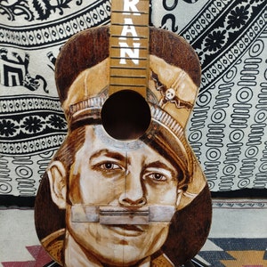 Nick Curran. Bemalte Gitarre Brandmalerei. Akustische Gitarre. Kunstgitarrenholz verbrannt