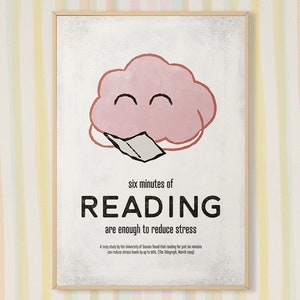 K&ouml;nnte beinhalten: Gerahmtes Poster mit hellem Holzrahmen. Das Poster zeigt eine rosa Wolkenfigur, die ein Buch liest, mit dem Text "six minutes of READING are enough to reduce stress". Der Hintergrund ist wei&szlig; mit einer strukturierten Oberfl&auml;che.