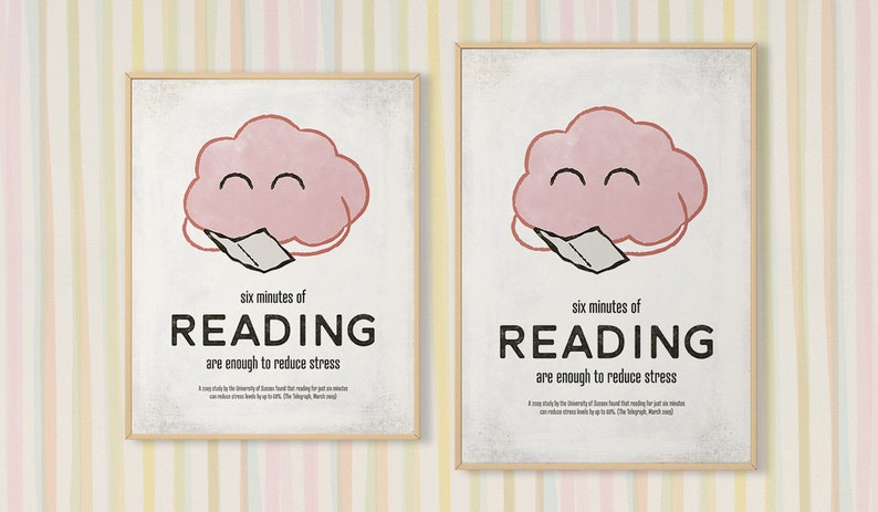 K&ouml;nnte beinhalten: Zwei gerahmte Poster mit hellem Holzrahmen. Jedes Poster zeigt eine rosa Wolke mit einem l&auml;chelnden Gesicht und einem Buch. Der Text lautet: "sechs Minuten LESEN reichen aus, um Stress abzubauen."