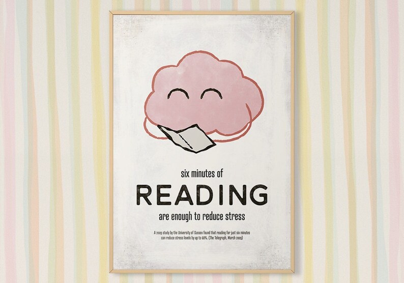 K&ouml;nnte beinhalten: Gerahmtes Poster mit hellem Holzrahmen. Das Poster zeigt eine rosa Wolkenfigur, die ein Buch liest, mit dem Text "six minutes of READING are enough to reduce stress". Der Hintergrund ist wei&szlig; mit einer strukturierten Oberfl&auml;che.