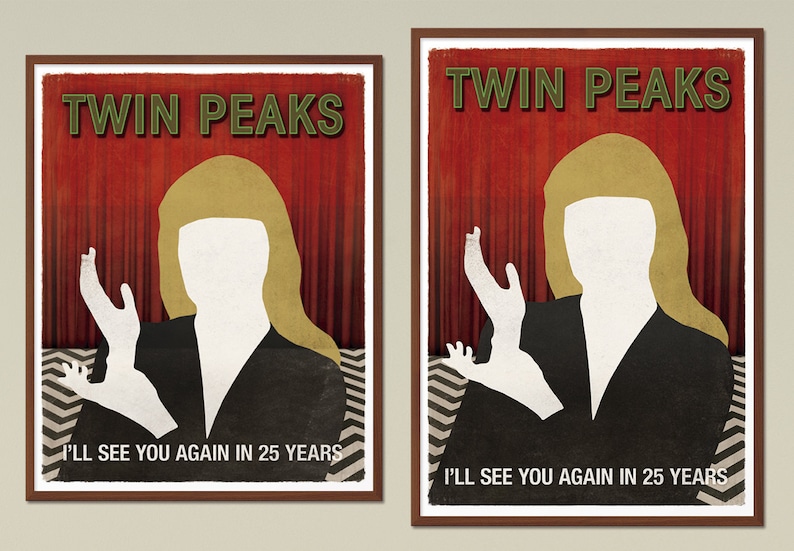 Op de afbeelding: Twee posters met een rode achtergrond en een silhouet van een vrouw met blond haar. De tekst op de posters luidt "Twin Peaks" en "Ik zie je over 25 jaar weer".