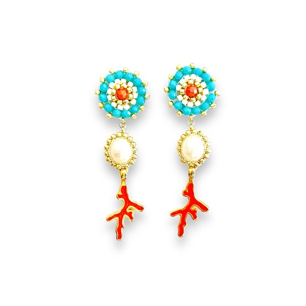 Boucles d'oreilles puces estivales, turquoise/blanc/corail, cousues main et légères comme une plume, composées de perles de verre taillées, perles de culture, perles Miyuki/Toho, émail