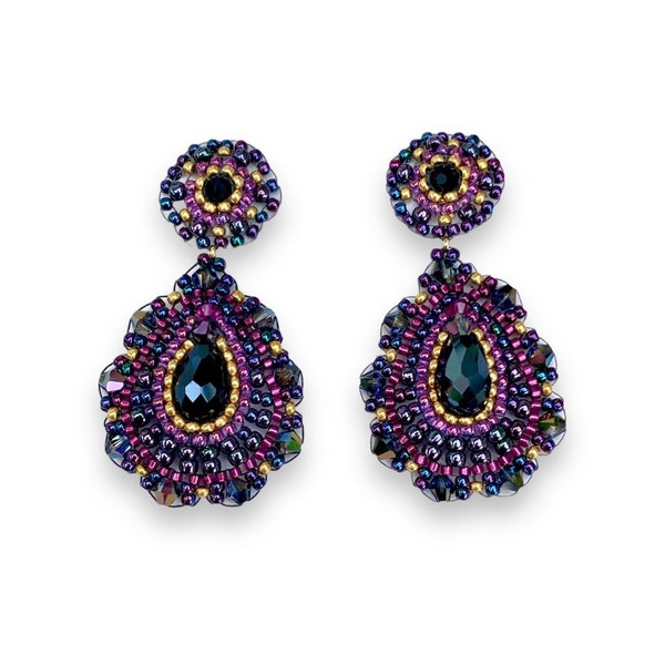 Feather-light ear studs in teardrop shape, violet/berry, hand-sewn from Swarovski crystals, glass-cut pearls and Miyuki beads, brick stitch,