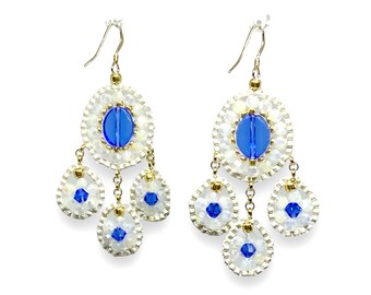 Boucles d'oreilles filigranes bleu/nacre blanc, chandeliers, cousues main à partir de perles de verre broyées et de rocailles Miyuki