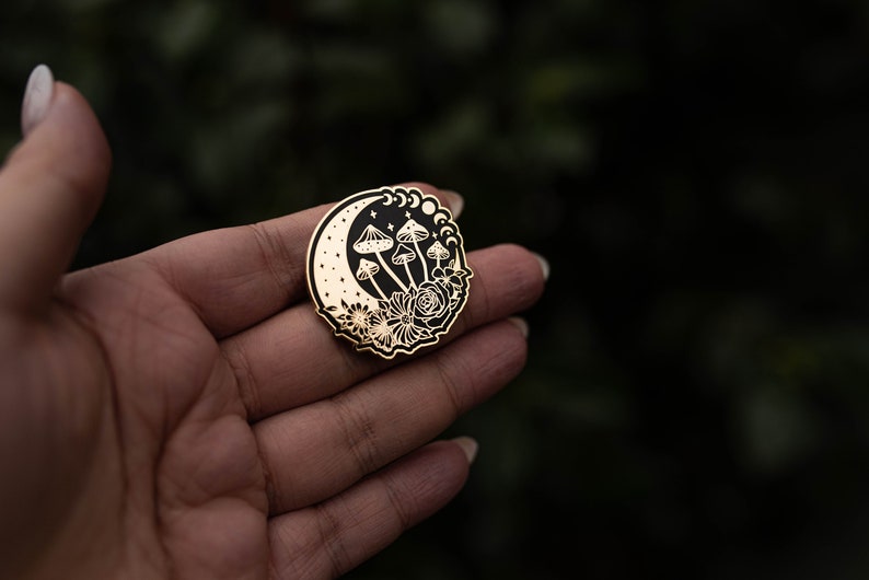 Enamel Pin magischer Halbmond mit Pilzen und Blumen Gold/Schwarz, hard enamel pin, magic 3,8cm Bild 4