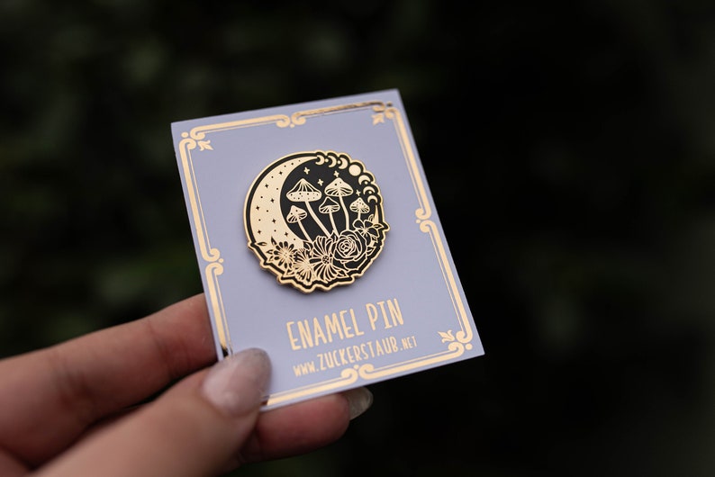 Enamel Pin magischer Halbmond mit Pilzen und Blumen Gold/Schwarz, hard enamel pin, magic 3,8cm
