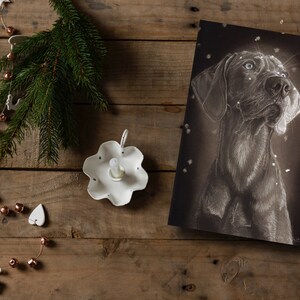 Chien de Weimaraner noir et blanc dans la neige Noël ou carte de voeux vierge