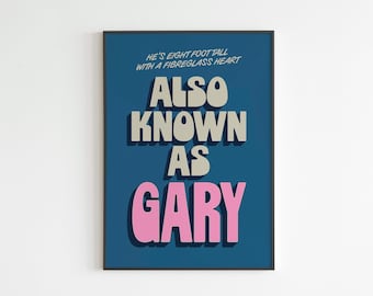 Könnte beinhalten: Ein blaues Poster mit weißem Text, der lautet: "He's eight foot tall with a fibreglass heart. Also known as Gary." Der Text "Gary" ist in Pink.