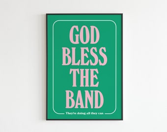 Könnte beinhalten: Ein grünes und rosa Poster mit dem Text "GOD BLESS THE BAND - They're doing all they can".