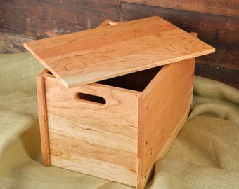 Caja de almacenamiento de madera de cerezo con tapa - 18 x 12 x 12 pulgadas