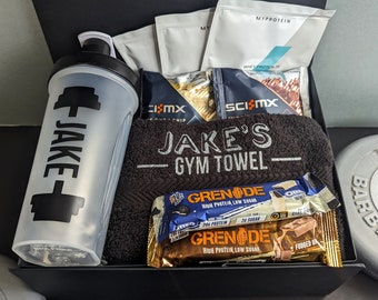 Personalisierte Geschenkbox für Fitnessstudio-Liebhaber | Protein-Shaker, Fitnessstudio-Handtuch, Protein-Paket | Protein-Snacks | Fitness-Paket | Geschenk für Ehemann, Freund, Vater