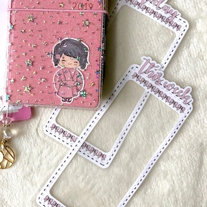 Op de afbeelding: Twee transparante planner stickers van plastic met roze strikken rond de randen. De bovenste sticker zegt "Vandaag" en de onderste sticker zegt "Deze week".