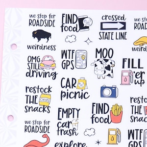 以下が含まれることがあります： 道路旅行をテーマにしたさまざまなイラストとテキストが書かれたステッカーシート。ステッカーには、車、牛、ガソリンスタンド、地図、恐竜、カメラなど、さまざまなデザインが描かれています。ステッカーのテキストには、「Find Food」、「Moo」、「Fill 'er Up」、「WTF GPS」、「Restock the Snacks」、「Explore」、「Crossed State Line」、「We Stop for Roadside Weirdness」、「OMG Still Driving」などのフレーズが含まれています。