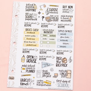Può includere: Un foglio di adesivi per planner con varie illustrazioni e testo a tema ritorno a scuola. Include icone per materiale scolastico, promemoria per l'ora di andare a letto e liste di controllo. Sfondo rosa chiaro e bordi decorativi.
