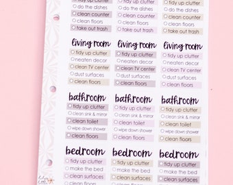 Könnte beinhalten: Ein Satz druckbarer Checklisten zum Reinigen verschiedener Räume eines Hauses. Die Checklisten sind nach Räumen geordnet: Küche, Wohnzimmer, Badezimmer und Schlafzimmer. Jede Checkliste enthält eine Liste von Aufgaben, die zu erledigen sind, wie z. B. Unordnung beseitigen, Oberflächen reinigen und den Müll rausbringen.