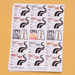 Puede incluir: Nueve pegatinas blancas con contornos negros. Seis pegatinas presentan un diseño de carretera sinuoso con el texto "TODAY'S DRIVE" y líneas en blanco para "from", "to" y "time". Tres pegatinas presentan un diseño de carretera con el texto "OMG STILL DRIVING". La pegatina inferior tiene el texto "lily's little cupboard" e información del sitio web.