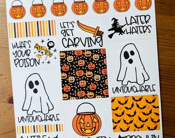 Op de afbeelding: Een set van 10 Halloween-stickers met verschillende ontwerpen, waaronder pompoenen, geesten, vleermuizen en een heks op een bezem. De stickers hebben zwarte en witte contouren met oranje, gele en zwarte accenten. De tekst op de stickers luidt "Trick or Treat Smell My Feet", "Halloween Party", "Let's Get Carving", "What's Your Poison", "Later Haters", "Untouchable", "A Little Batty", "Halloween is Coming", "Prowlin' Around", en "Halloween Boxes".