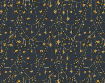 Pode incluir: Fundo azul marinho escuro com um padrão repetido de estrelas e cordas douradas. As estrelas, de vários tamanhos, são conectadas por linhas delicadas, criando um design celestial e elegante. O efeito geral lembra uma noite estrelada.