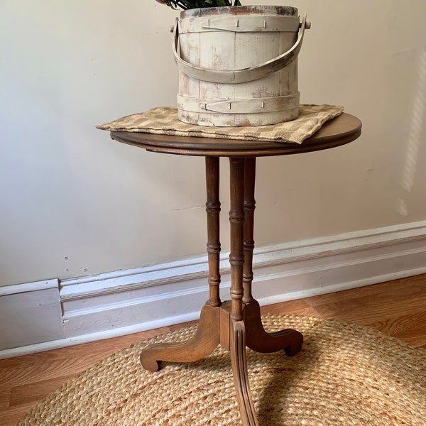 Vintage Round Top Pedestal Side Table. Wood End Table. Shabby Chic Cottage Décor. French Country Furniture. Farmhouse Antiques. Brocante.