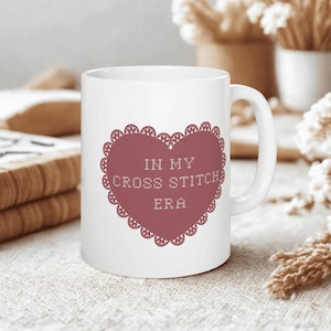 Taza de cerámica para amantes del punto de cruz con diseño de corazón, &quot;En mi época de punto de cruz&quot;, regalo para ella, taza de té, imprescindible para amantes del café, regalo para artesanos.