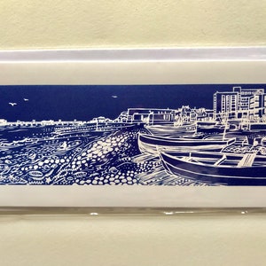 Carte de voeux pour la plage et les bateaux de pêche de Worthing, en linogravure en édition limitée