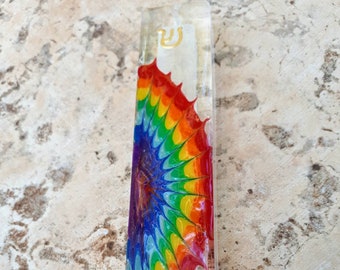 Regenbogenfarbenes Mezuzah-Gehäuse, modernes, teilweise transparentes Mezuzah