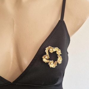 Vintage Gold Wreath Brooch with Faux Pearls | 4cm