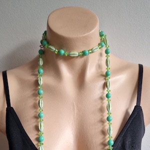 Op de afbeelding: Een set van drie keramische mokken met een gespikkelde, matte afwerking. De mokken zijn in de kleuren crème, lichtgrijs en donkergrijs. Elke mok heeft een eenvoudig, minimalistisch ontwerp en een afgeronde handgreep.