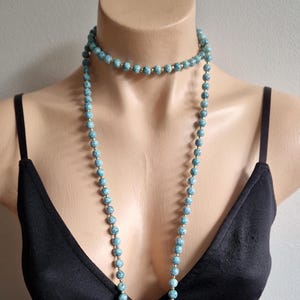 Vintage halsband med turkosa pärlor från 1950-talet, flapper-stil – signerat i Hong Kong, 62 cm långt