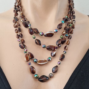 Collana vintage anni &#39;50 con perle di vetro marrone multifilo, sfaccettate in vetro di Carnevale AB, annodate a mano.