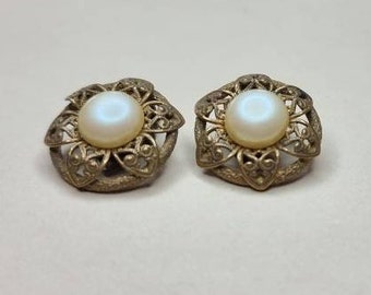 Vintage Filigree and Faux Pearl 30s Clip Ons, Pendientes Pearl & Filligree