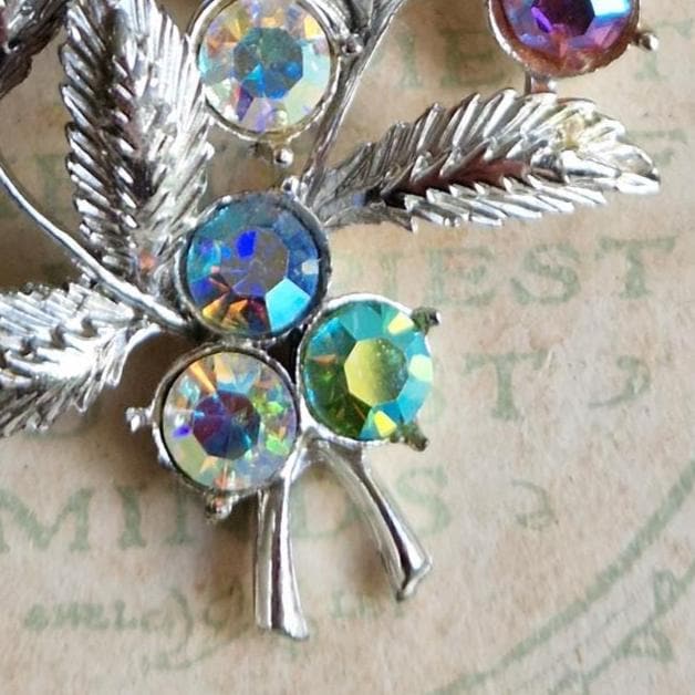 MONET VINTAGE チェリー リーフモチーフ ストーン装飾 ピンブローチ ヴィンテージ 1950年代 オーロラ リーフ ブローチ - ミッド