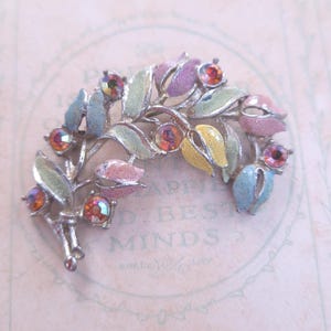 Vintage 50s 60s 'Hollywood' goudkleurige pastel bladspray broche AB diamante detail bladbroche, zilverkleurige Aurora Boralis-broche