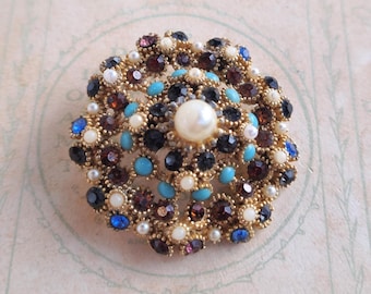Broche vintage abovedado de diamantes de imitación y perlas de imitación, tono dorado de los años 60 con detalles en turquesa.