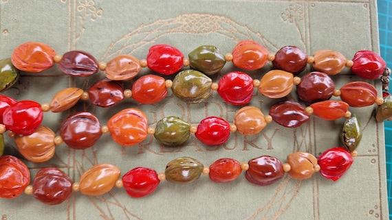 Collier Léger Perles Graines Orange - Pendentif Vintage, Matière Korne Sculpté - Parfait état
