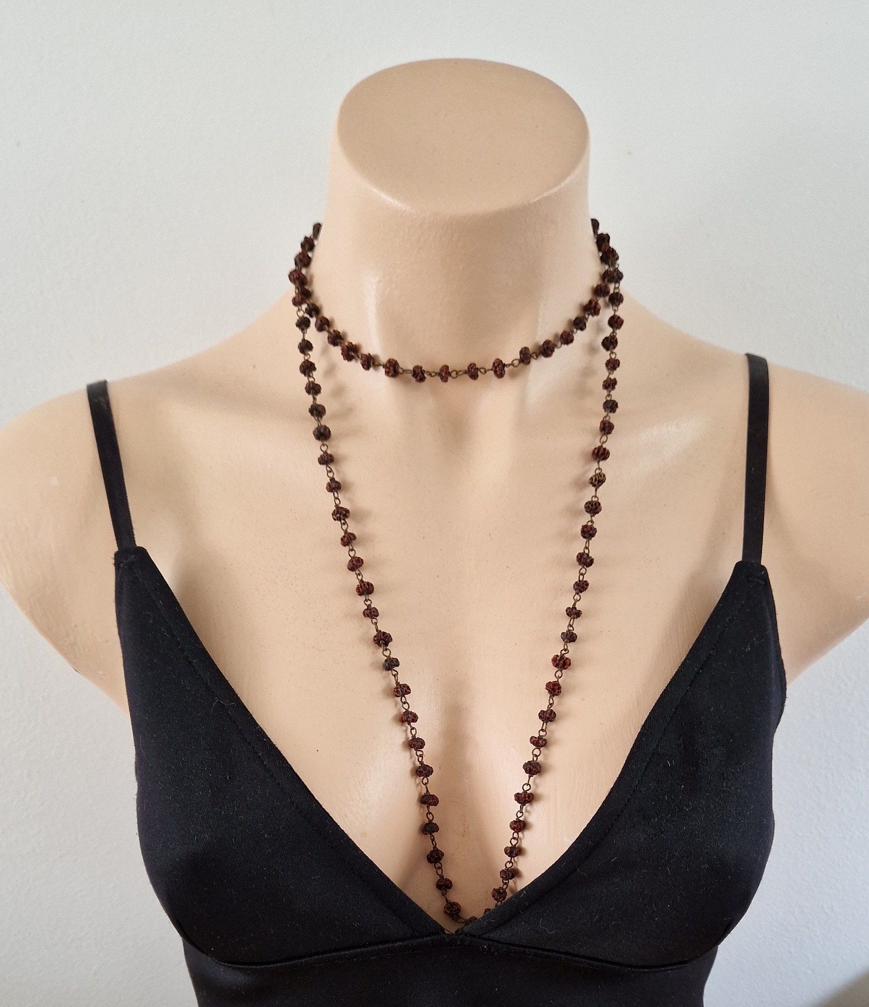 Carrelage d'art animalier sculpté en céramique représentant un chien Carrelage d'art animalier sculpté en céramique représentant un chien