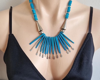 Collar vintage de madera en tonos turquesa y plateado: joyería bohemia con estilo