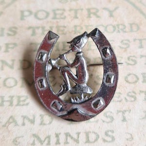 Vintage Horseshoe Pixie Brooch – Silver-Tone Mid-Century Celtic Folklore Jewellery