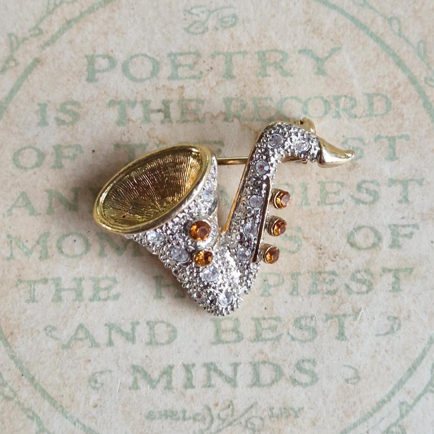 Belle Broche Vintage Musique - Saxo Et Partition En Or Et Argent Avec Cristaux - Bijou Fantaisie Pour Femme