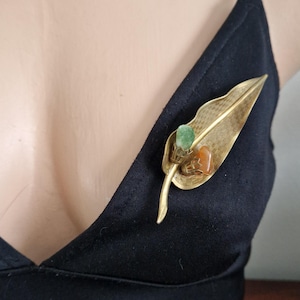 Vintage Gold Tone Leaf Brooch: Brushed & Polished Pebble Detail