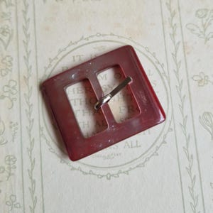 Vintage parelmoeren en rode rechthoekige riemgesp - jaren 1930 en 1940 art-deco vroeg plastic