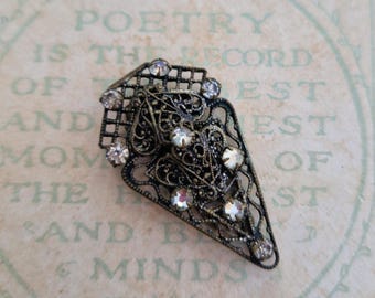 Pince à Robe Art Déco en Filigrane - Bouclier Opalescent avec Strass, 1920s Bijoux