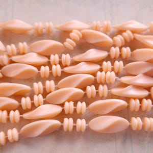 Vintage Long Peach Plastic Bead Necklace – Twisted & Disc Beads-Retro Beads | 118 cm