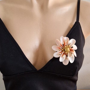 Vintage schelpbloemenbroche: oversized statementspeld strandthema