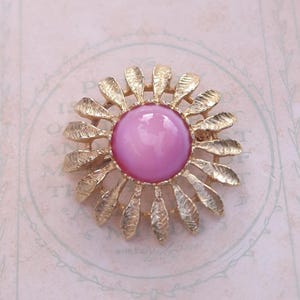 Vintage Gänseblümchen Brosche | Goldfarbene Blume mit rosa Cabochon | 1960er Jahre Statement Modeschmuck