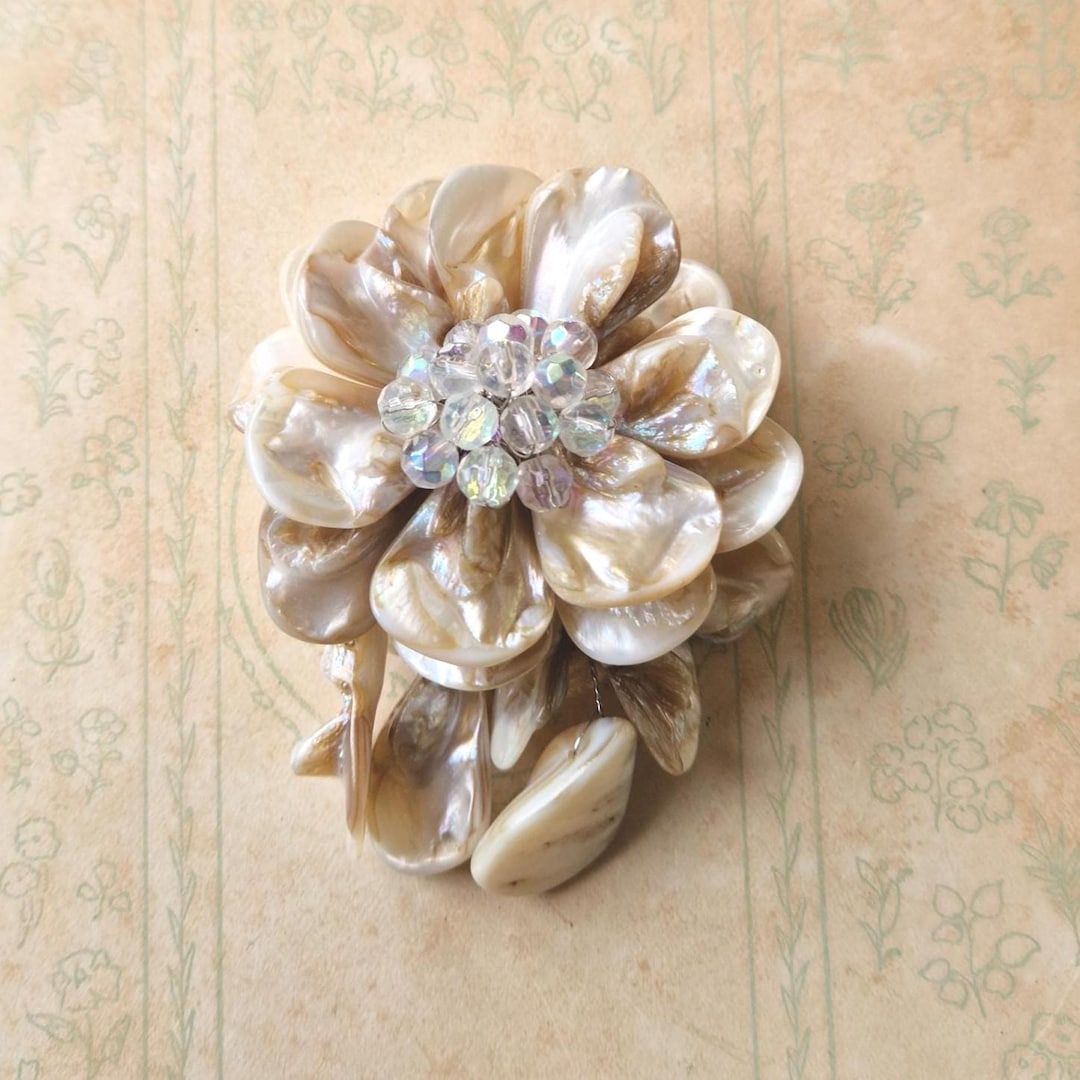 ヴィンテージ マザーオブパールのフラワーオーバルブローチ ベツレヘム