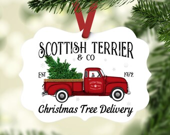 Può includere: Addobbo natalizio bianco con un camioncino rosso che trasporta un albero di Natale. Il camioncino ha un cane Scottish Terrier al volante. L'addobbo dice "Scottish Terrier & Co. Est 1972 Christmas Tree Delivery".