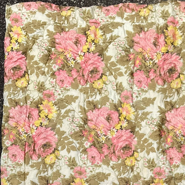 Vintage Mid Century Floral Comforter - The Prettiest Pink Cottage Roses & Daisies - English Eiderdown